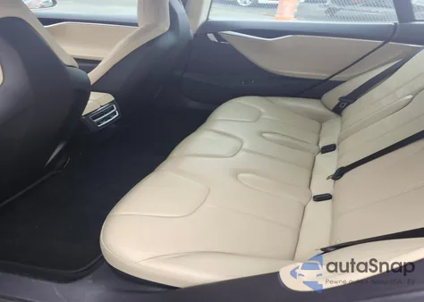 2013 Tesla Model S z USA, uszkodzony, nr VIN 5YJSA1DN6DFP26504